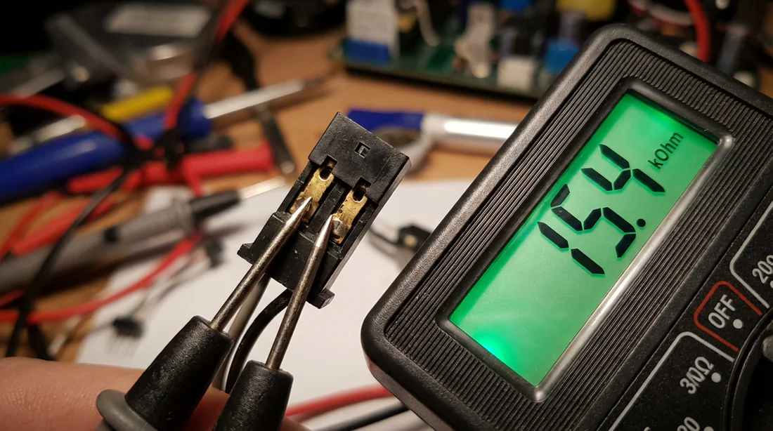 Mesure de la résistance d'une sonde Panasonic au multimètre