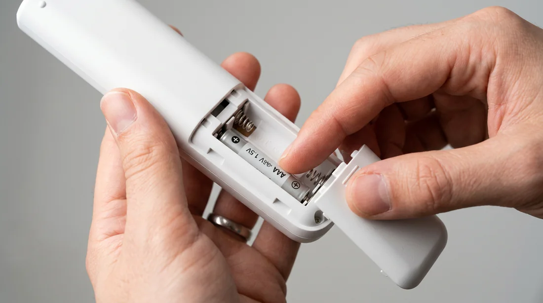 Ouverture du compartiment à piles d'une télécommande de climatisation pour réinitialiser